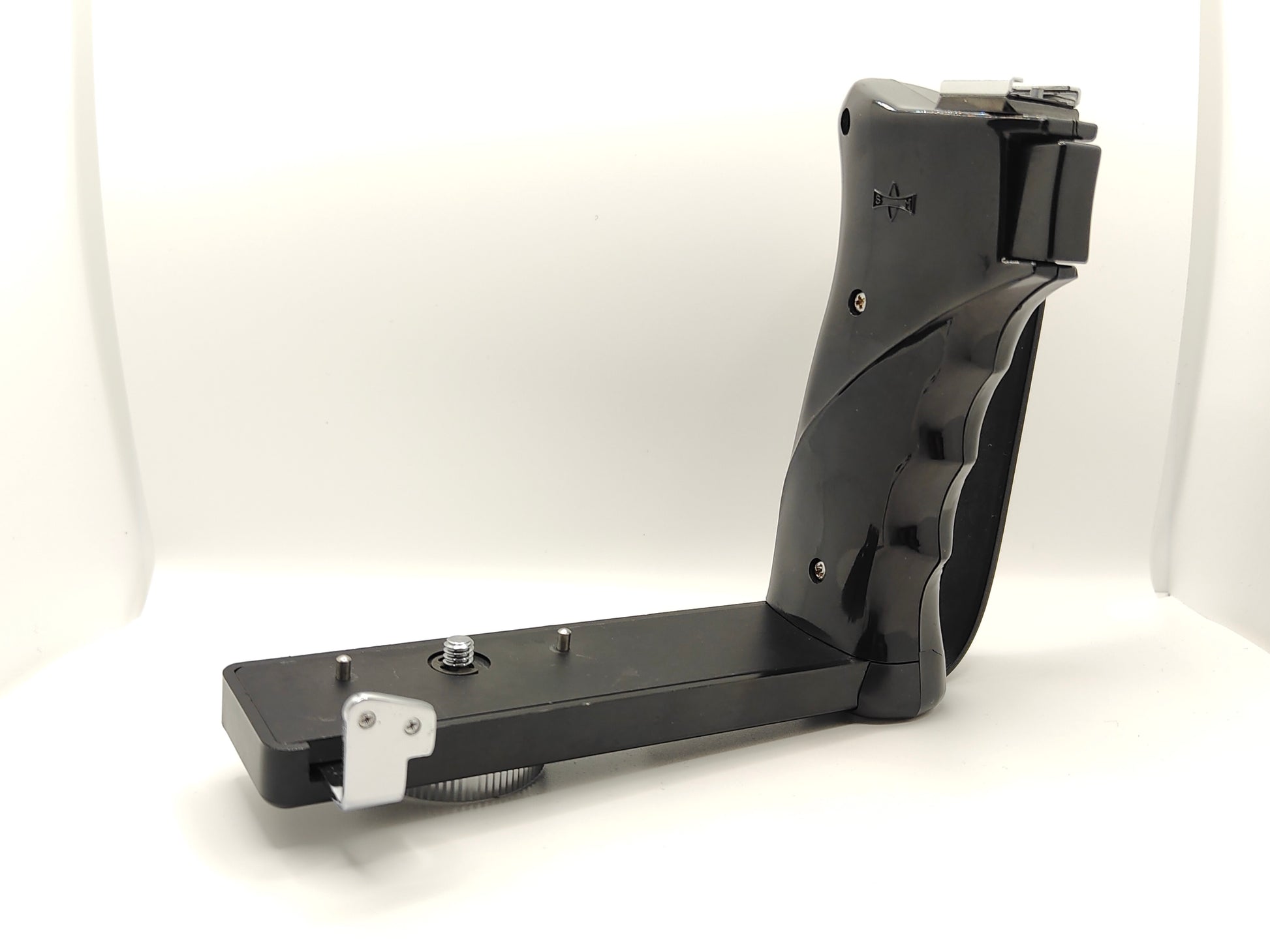 Mamiya RB67: hand grip with shutter release Classic Cameras AU