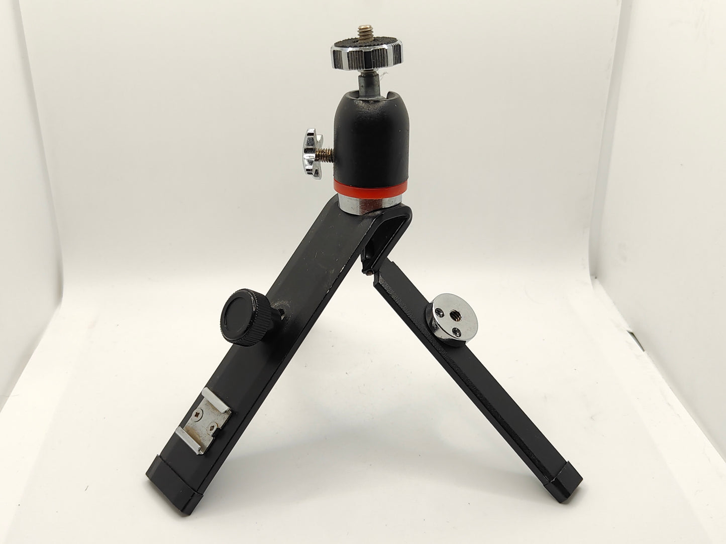 Mini folding tripod