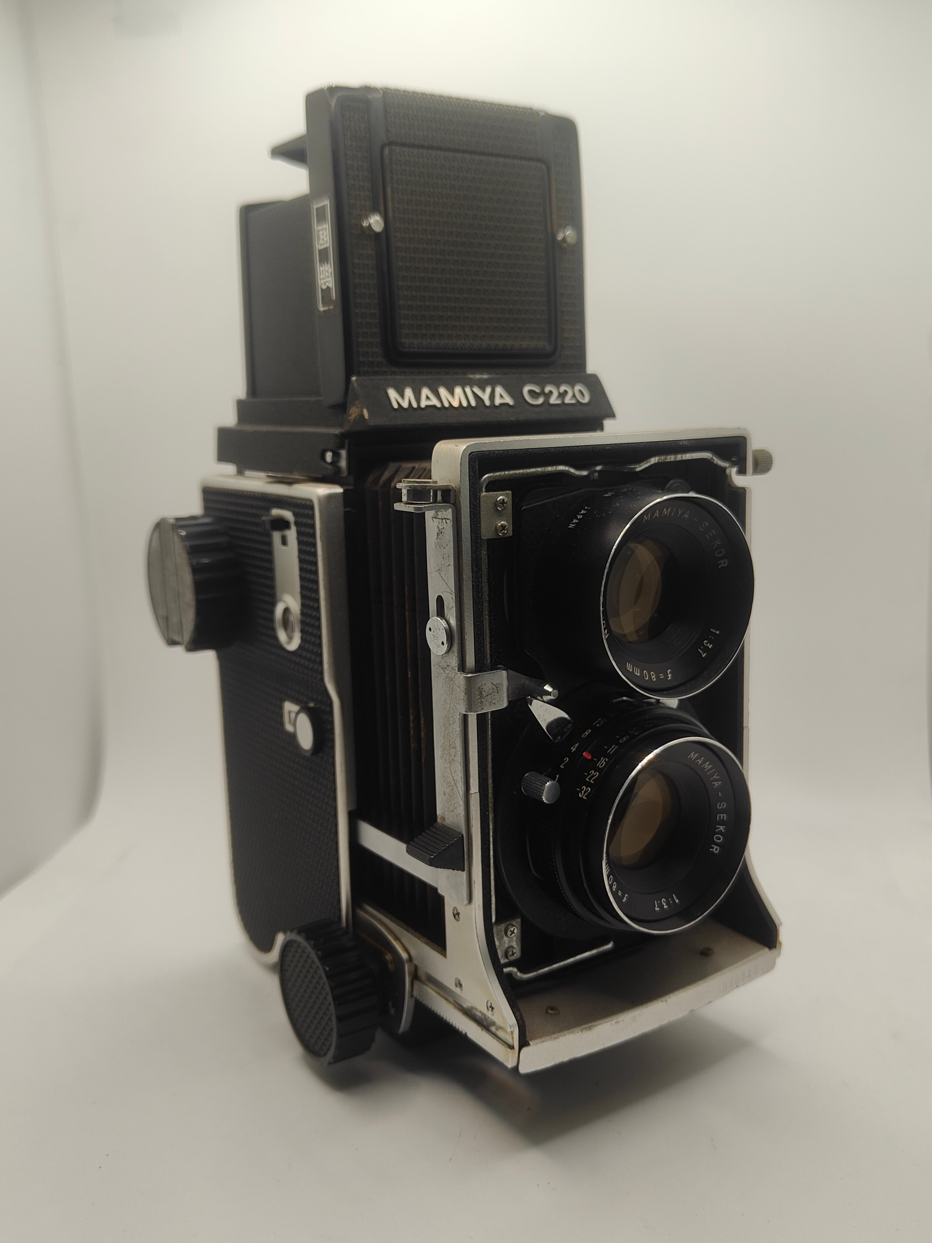 Mamiya C220 medium format camera + 80mm lens | Classic Cameras AU