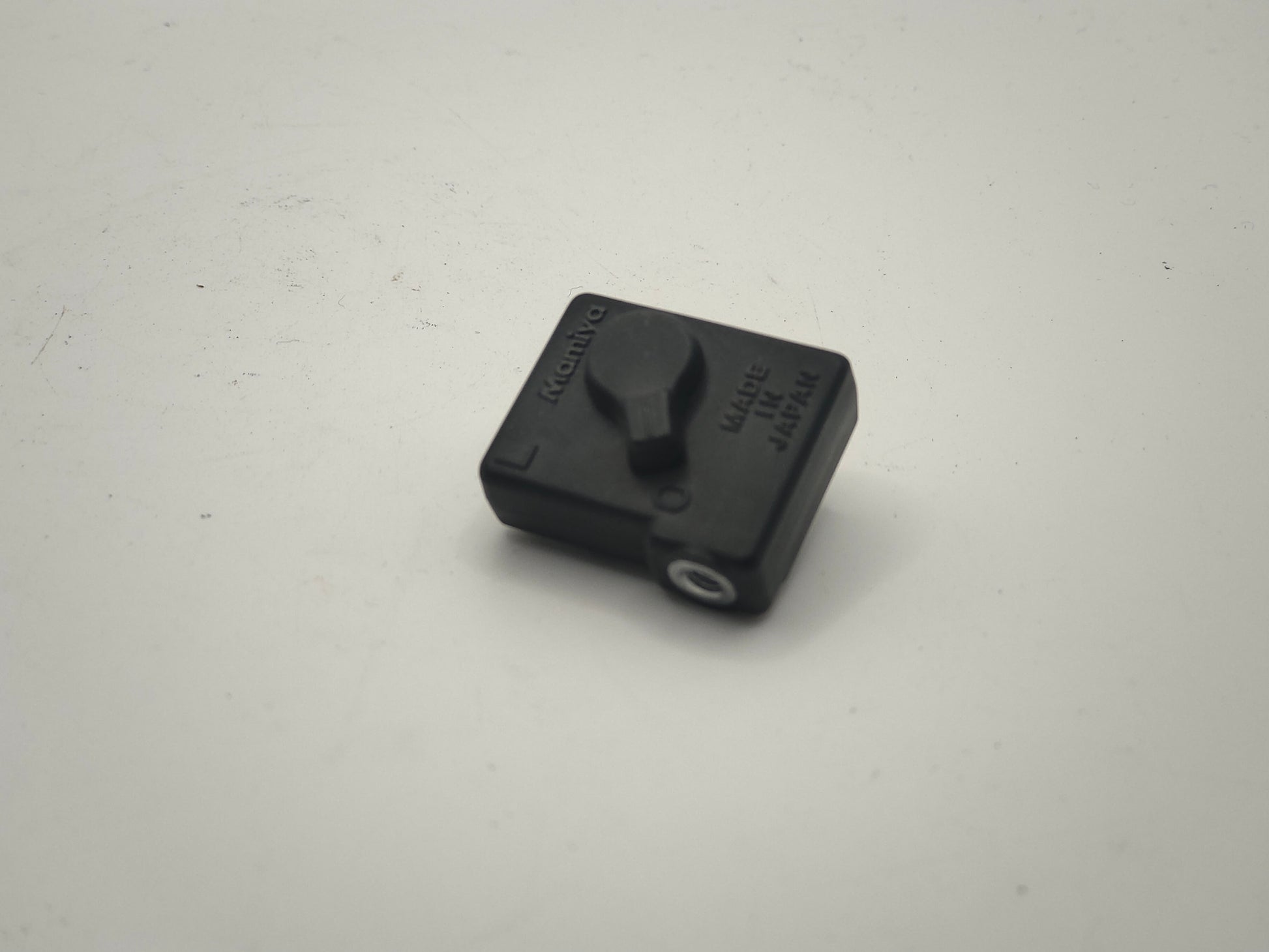 Mamiya 645 Super / Pro cable release adaptor.