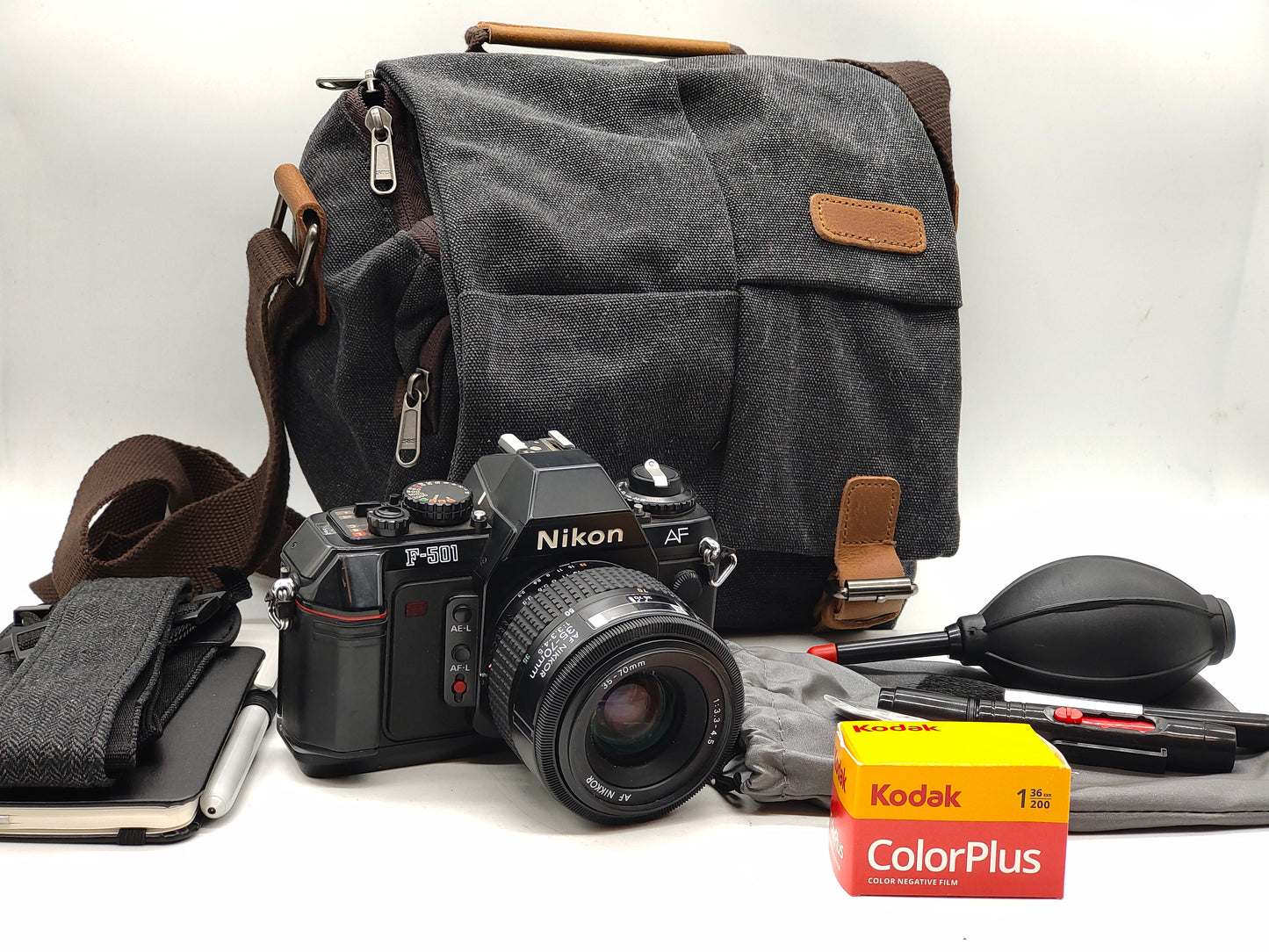 Nikon F-501 + zoom lens SLR film camera gift set.