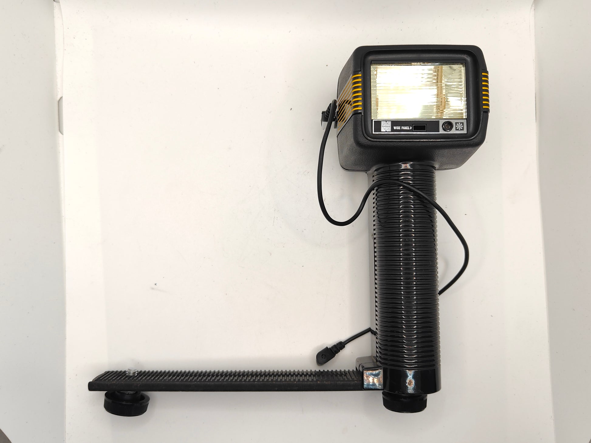 Autopana PE-3000 Camera flash with camera bracket.