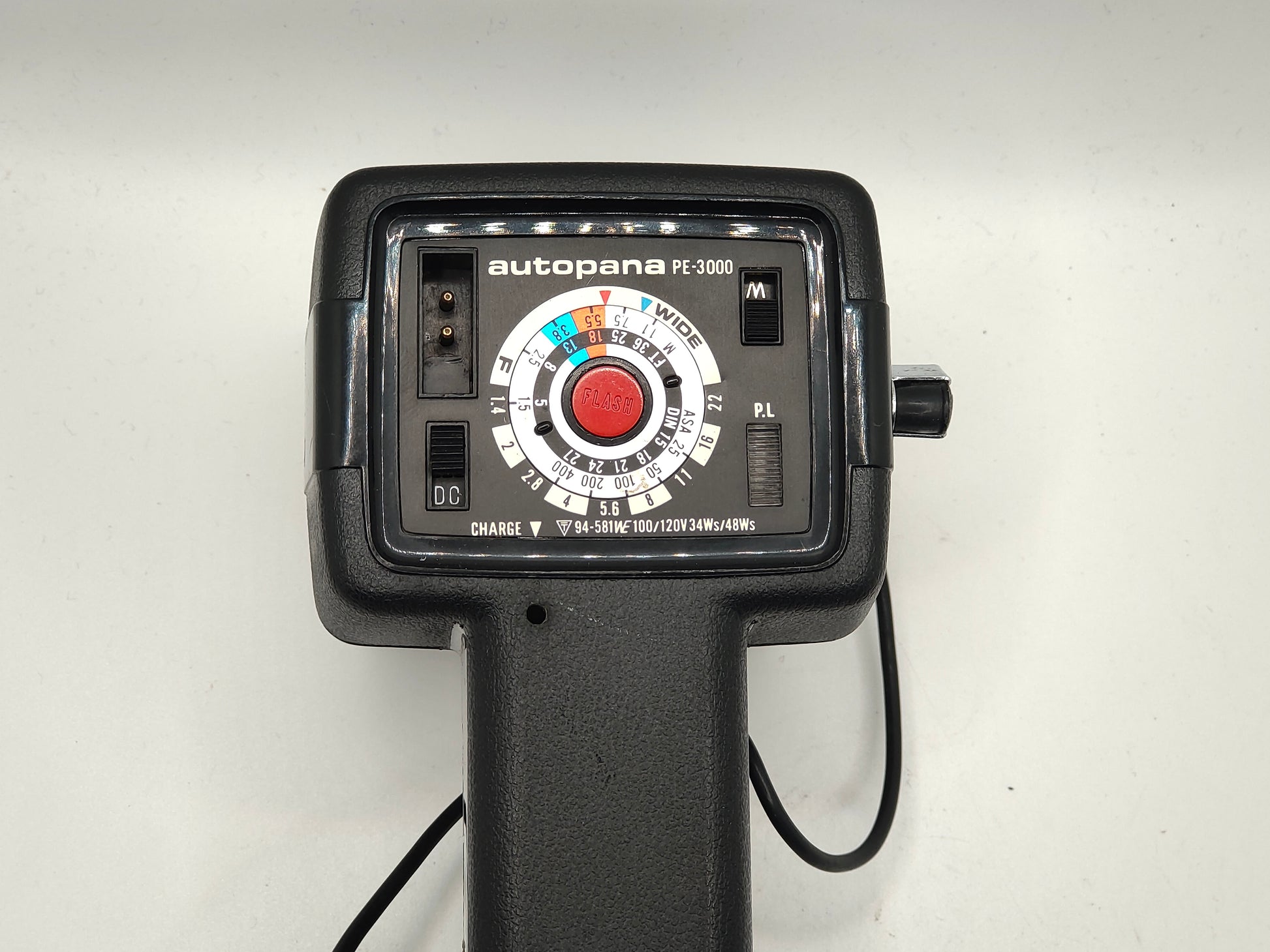 Autopana PE-3000 Camera flash with camera bracket.