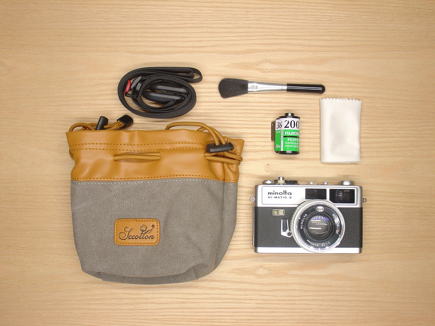 Minolta HiMatic E rangefinder camera kit