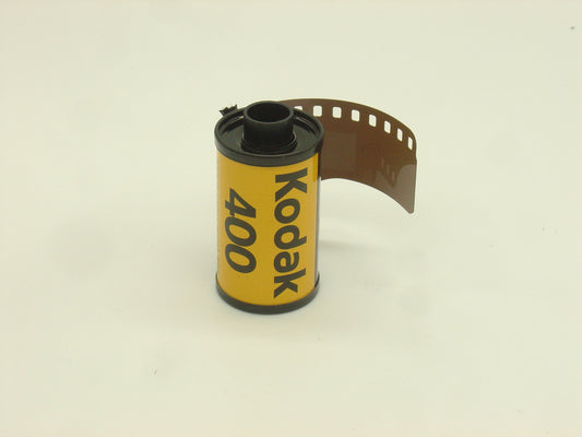 Film: 1 roll of Kodak UltraMax 35mm film for camera - 400 speed / 24 exposure